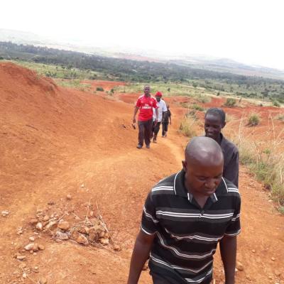 Eng. Kamarasente Shati Jekundu Akipanda Mlimani Gipfizi Akiwa Na Viongozi Kigango Kasumo Kgm Kutafiti Wapi Barabara Toka Kijijini Ipite Juni 2020